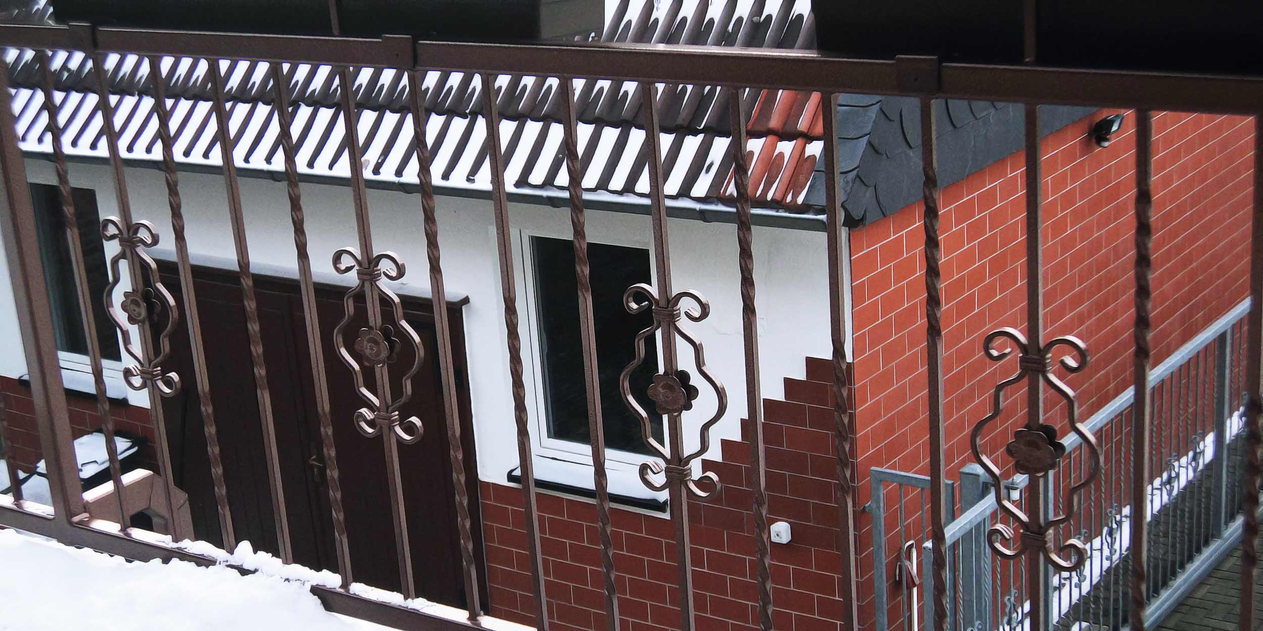 Schmiedeeisernes Aussengeländer eines Balkons