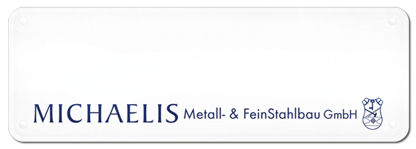 Logo Michaelis auf weißer Metallplatte Logo Michaelis Metall- & Feinstahlbau GmbH auf einer weißen Metallplatte