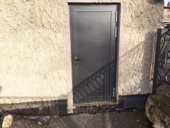 Stahltür in dunkelgrau Stahltür in dunkelgrau